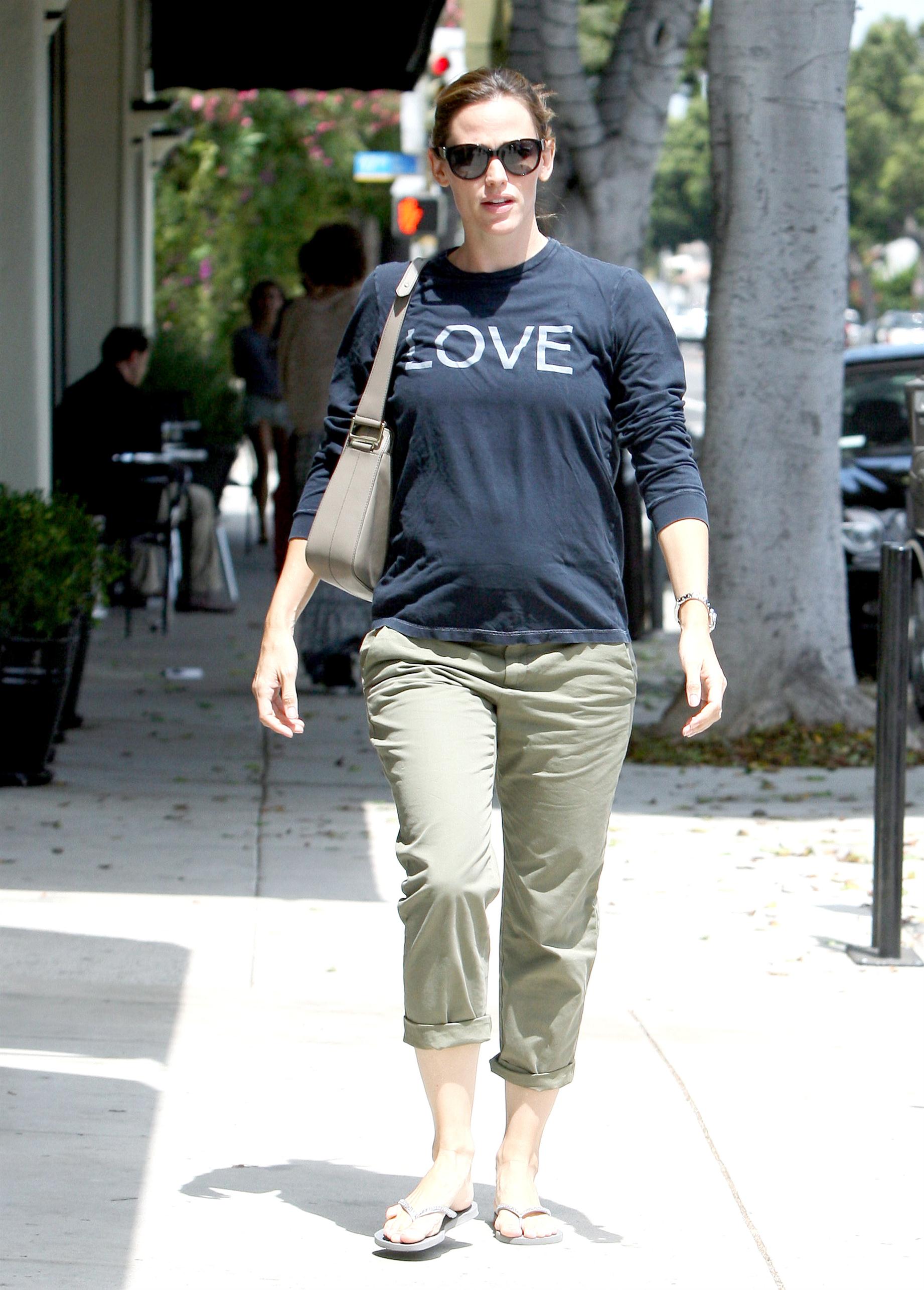 Jennifer Garner wearing a long sleeve t-shirt | Picture 65688